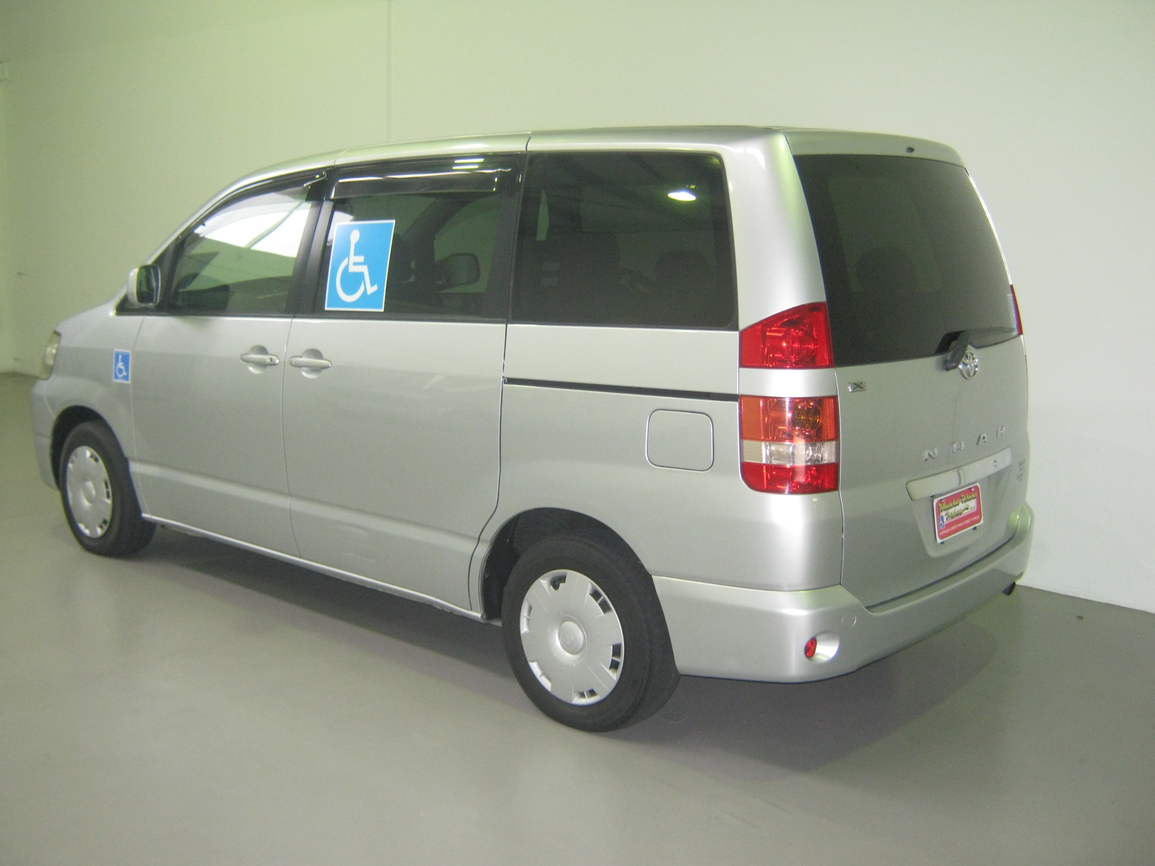 Toyota noah сколько мест